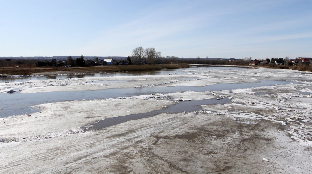 Из-за теплой погоды лед в реке Яя стал таять на месте