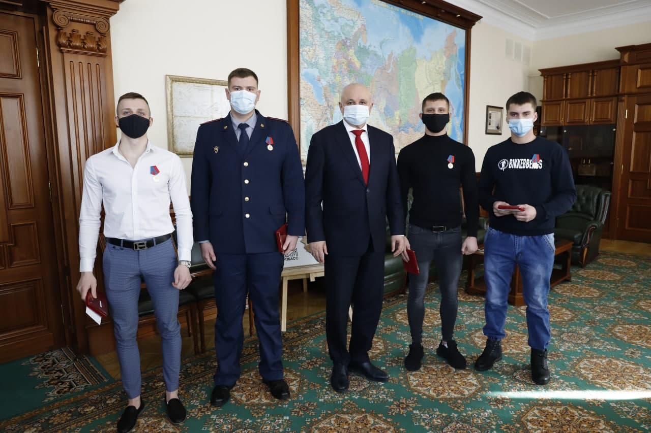 Губернатор Кузбасса Сергей Цивилев наградил героев, спасших 13 человек из горящего дома в Мариинске