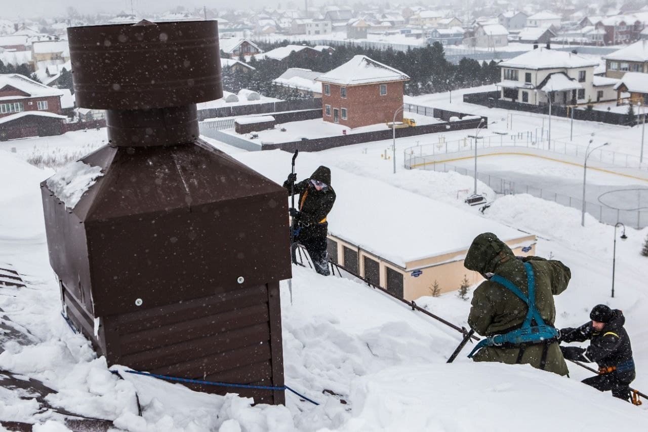 Сергей Цивилев поручил главам муниципалитетов лично проверить качество уборки снега с крыш домов и дорог