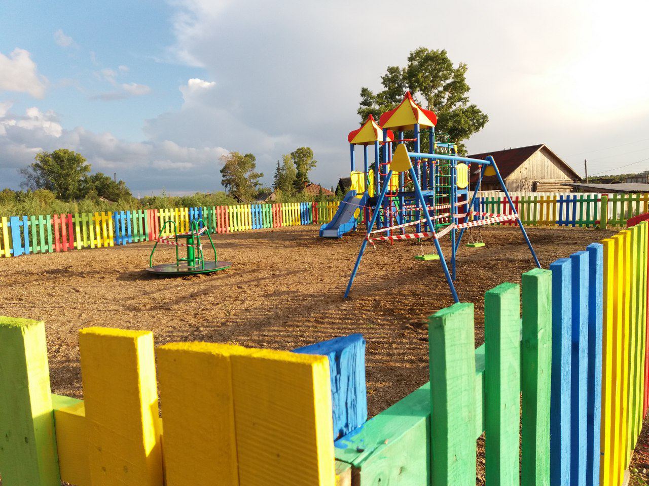 Четыре детские площадки установили в селах и поселках Кузбасса по госпрограмме