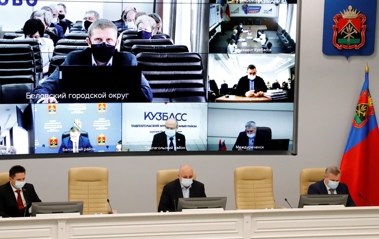 Губернатор Сергей Цивилев раскритиковал работу управляющих компаний Кузбасса из-за плохой уборки снега