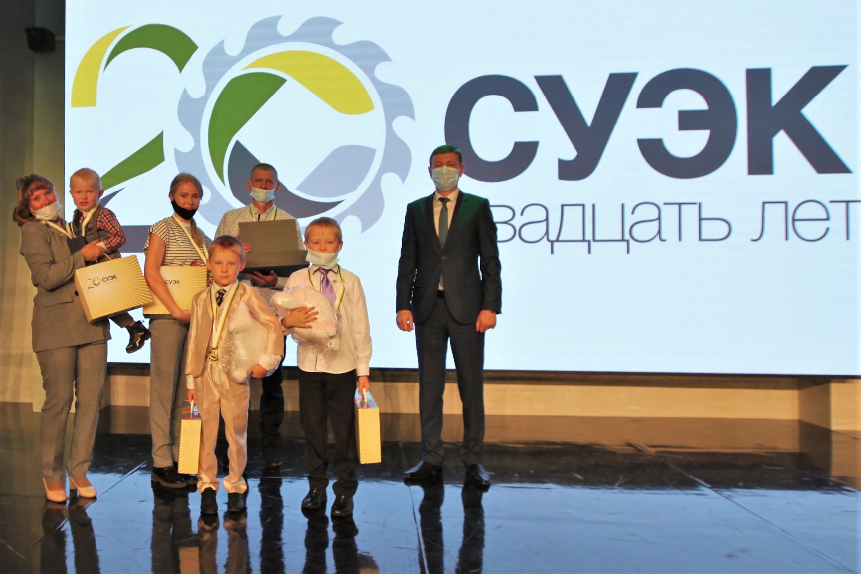 Кузбасские участники творческих конкурсов к юбилею СУЭК получают заслуженные награды
