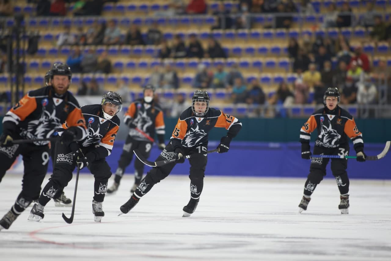 Команда «Кузбасс» одержала победу в первом матче предварительного этапа Кубка России по хоккею с мячом