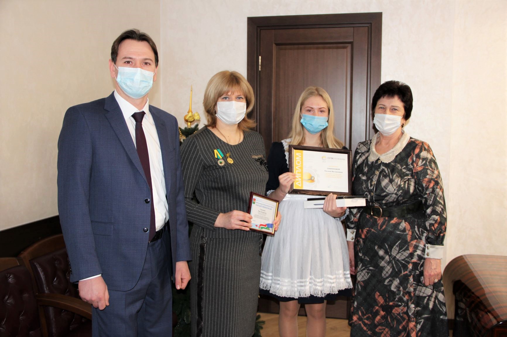 Кузбасская  школьница награждена за победу в конкурсе СУЭК по пошиву защитных масок