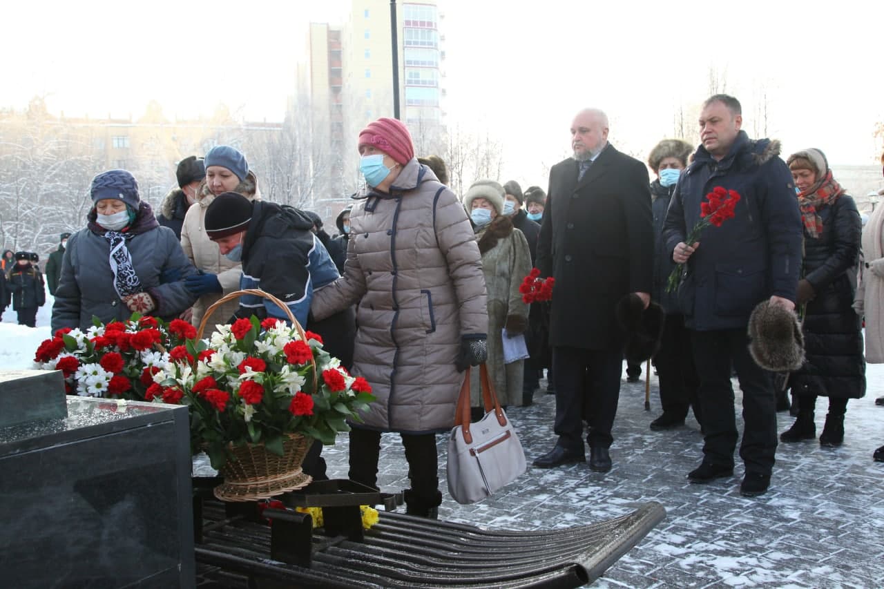 Сергей Цивилев вместе с ветеранами возложил цветы к памятнику «Жителям блокадного Ленинграда»
