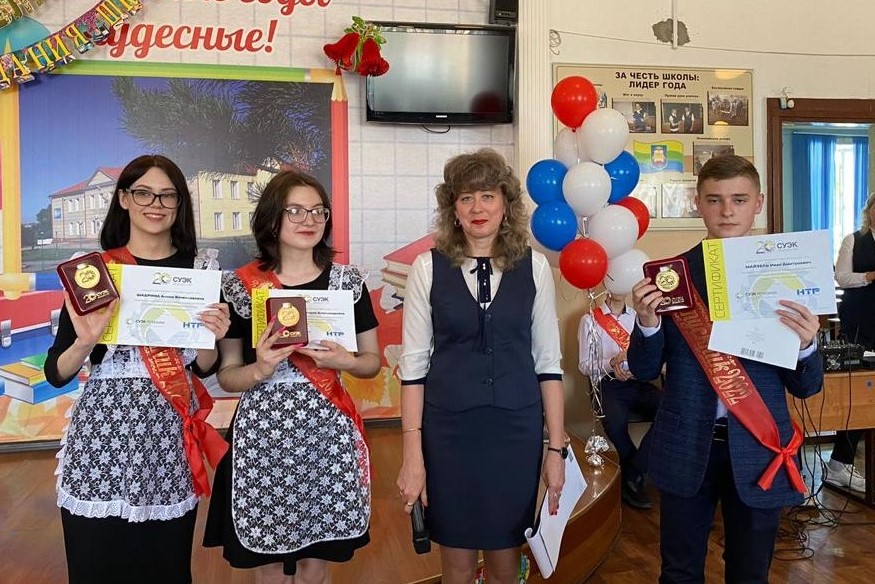 Сотрудники СУЭК-Кузбасс поздравили выпускников подшефных школ с «Последним звонком»