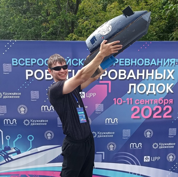 Команда «ИАМИТцы» ИРНИТУ презентовала на Всероссийских соревнованиях роботизированных лодок во Владивостоке модернизированный беспилотный катамаран