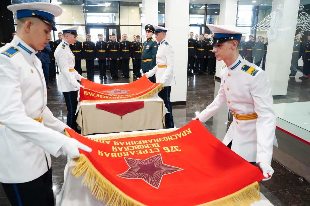 Кемеровскому президентскому кадетскому училищу переданы копии боевых знамён кузбасских дивизий