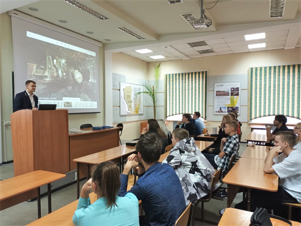 Кузбасские школьники при поддержке СУЭК знакомятся с профильными учебными заведениями