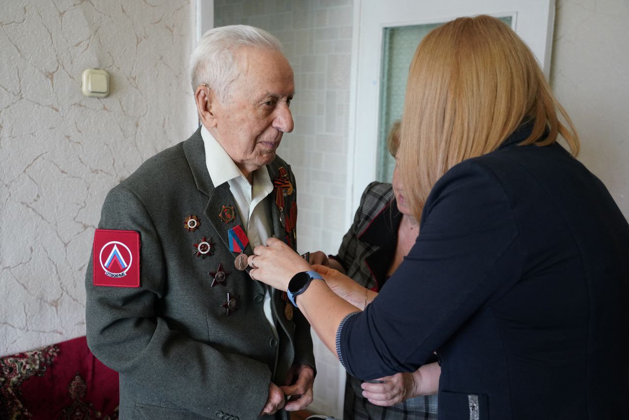 В КуZбассе ветераны Великой Отечественной войны получили медали за участие в Курской битве