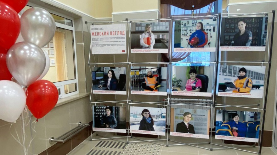 Фотовыставка «Женский взгляд: работа на магистрали» открылась на железнодорожном вокзале в Междуреченске