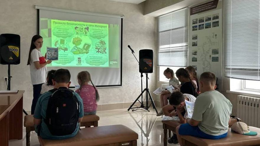 Железнодорожники-волонтеры в Кузбассе провели урок кибербезопасности для школьников начальных классов
