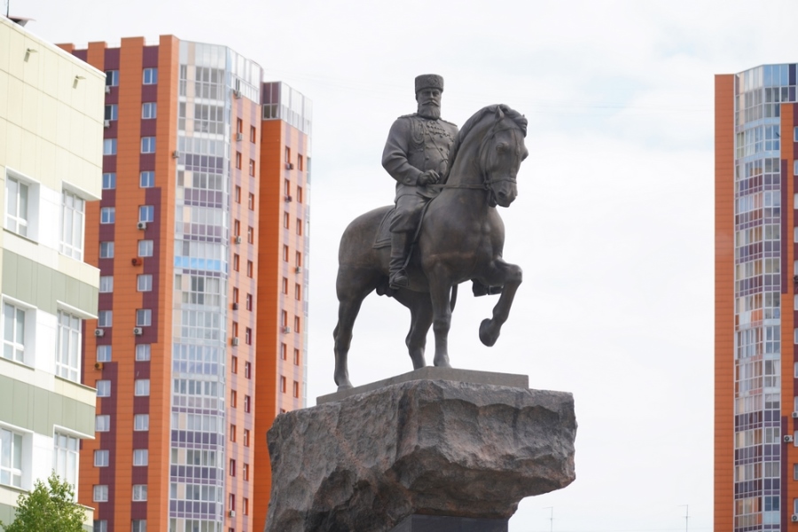 В Кемерове открыли памятник императору Александру III