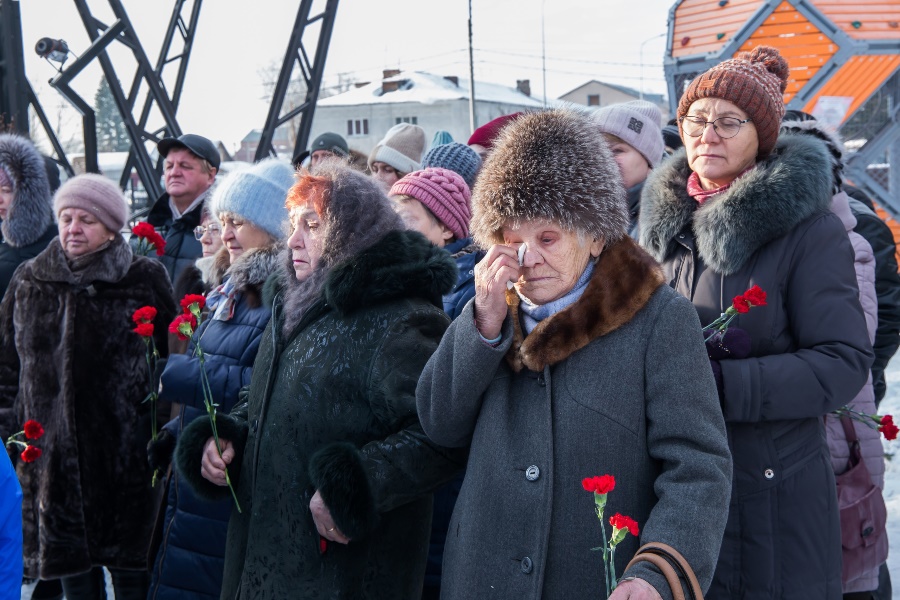 В честь 80-летия полного снятия блокады Ленинграда во всех муниципалитетах КуZбасса у мемориалов прошли торжественные митинги и возложения цветов