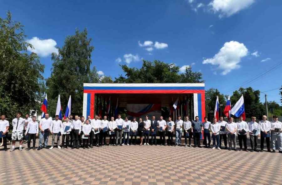Выпускников кузбасских горных техникумов поздравили представители СУЭК