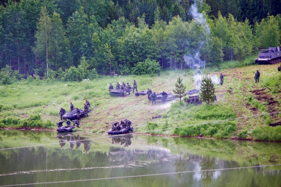 Более 200 представителей военно-исторических клубов Сибири реконструировали события первого дня Великой Отечественной войны