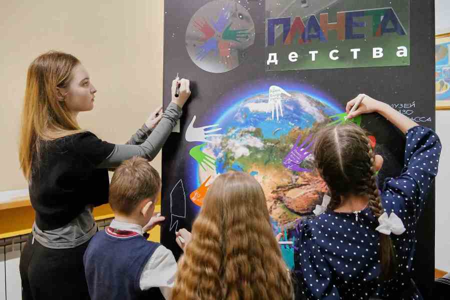 В Музее изобразительных искусств Кузбасса открылся масштабный выставочный проект «Планета детства»
