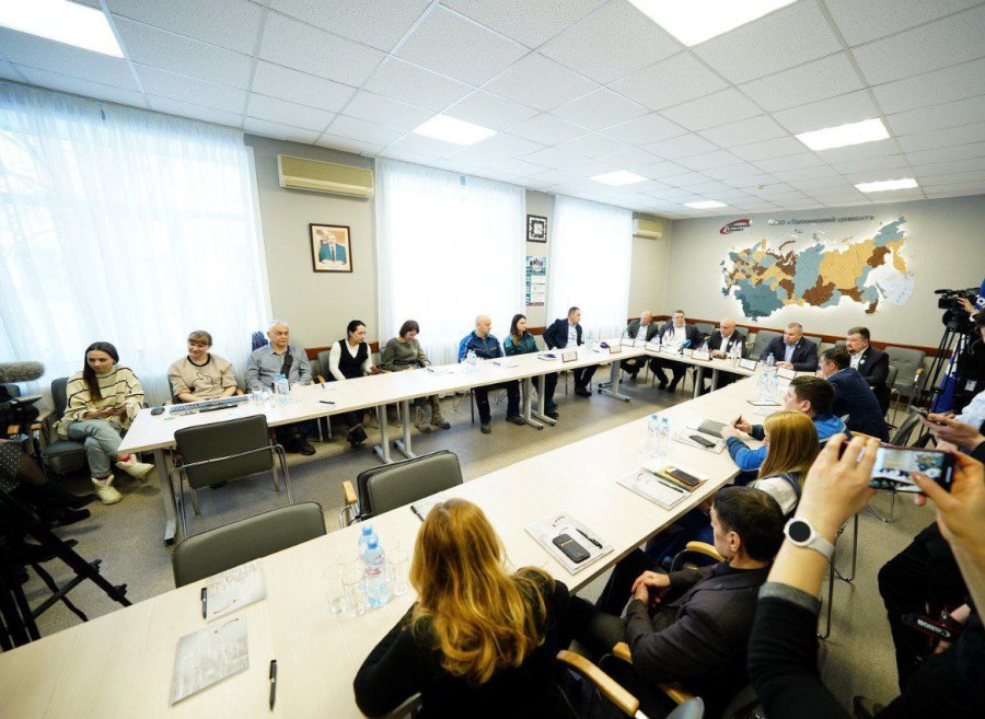 Губернатор и блогеры посетили завод «Топкинский цемент»