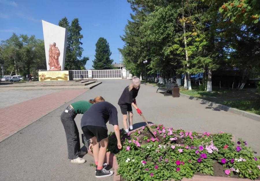 Более 11,3 тысячи подростков Кузбасса нашли временную работу на летний период