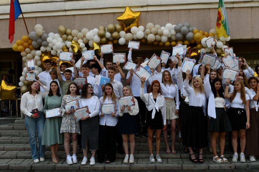 В школах Кузбасса состоятся школьные выпускные вечера