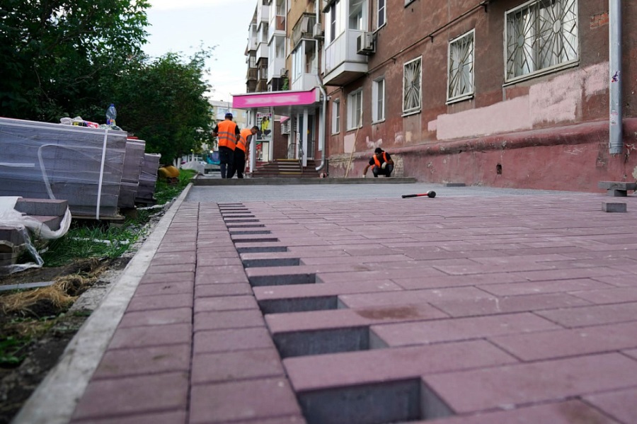 В Кемерове улицу Красную начали мостить тротуарной плиткой