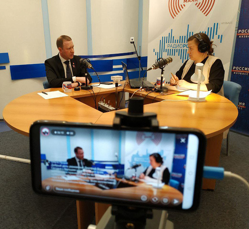 Сегодня в 18.05 глава города Кемерово Дмитрий Анисимов ответит на вопросы кемеровчан в прямом эфире радио «Маяк-Кузбасс» 102,3 FM