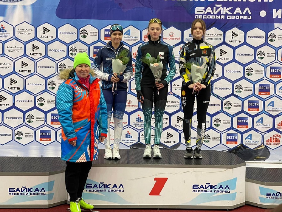 Кемеровская конькобежка возвращается из Иркутска с тремя медалями и вторым результатом по сумме многоборья