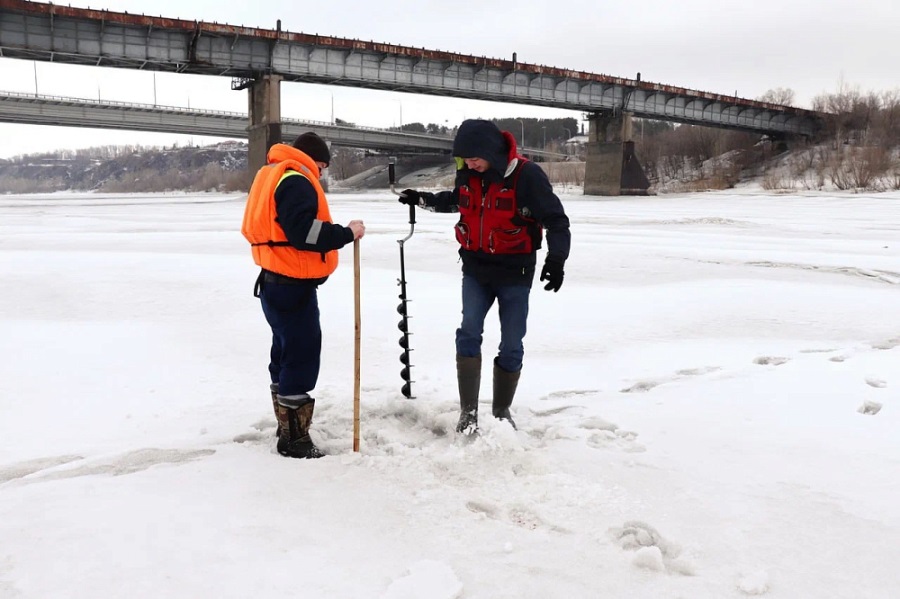 Специалисты управления по делам ГО и ЧС, Кемеровской службы спасения произвели замеры толщины льда на реке Томь