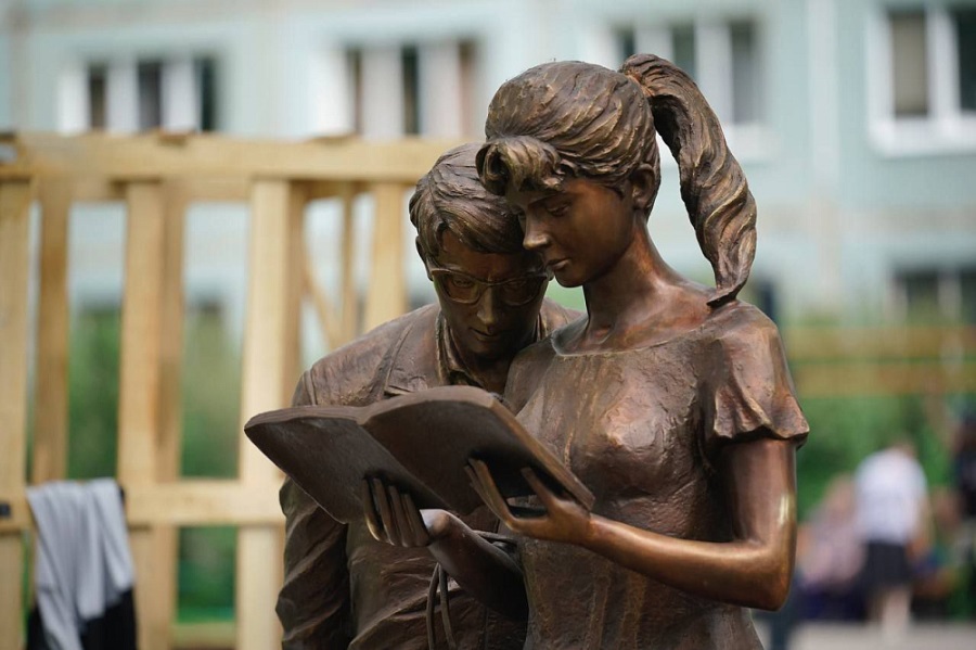 Скульптуру Шурика и Лиды из фильма Гайдая установили в Кемеровском сквере